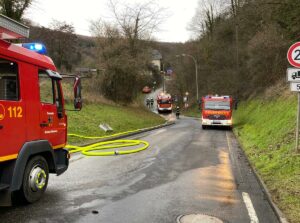 Wohnmobilbrand 6 Wohnmobilbrand, 31.12.2022, Kasbach, Kasbach-Ohlenberg, Wohnmobil in Brand, brennendes Wohnmobil, Feuerwehreinsatz in Kasbach, Feuerwehr Linz, Feuerwehr Vettelschoß, Vettelschoß, Einsatz in Kasbach, Brandeinsatz in Kasbach, Kasbach 31.12.2022, TLF, Tanklöschfahrzeug, VG Linz am Rhein, VG Linz, Feuerwehr VG Linz