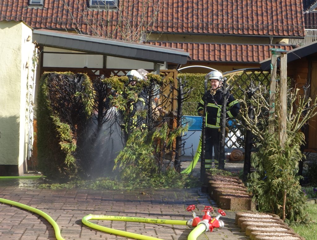 Unklare Rauchentwicklung 3 20180321 heckenbrand