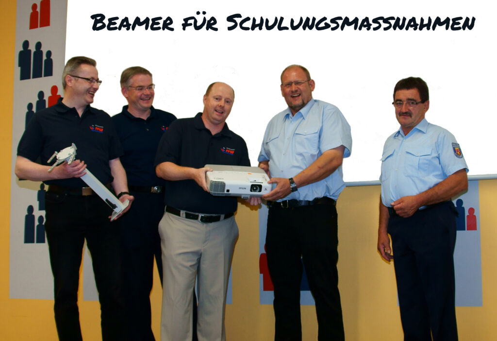 Leinwand und Beamer für den Schulungsraum 1 x uebergabe beamer