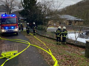 Wohnmobilbrand 7 Wohnmobilbrand, 31.12.2022, Kasbach, Kasbach-Ohlenberg, Wohnmobil in Brand, brennendes Wohnmobil, Feuerwehreinsatz in Kasbach, Feuerwehr Linz, Feuerwehr Vettelschoß, Vettelschoß, Einsatz in Kasbach, Brandeinsatz in Kasbach, Kasbach 31.12.2022, TLF, Tanklöschfahrzeug, VG Linz am Rhein, VG Linz, Feuerwehr VG Linz