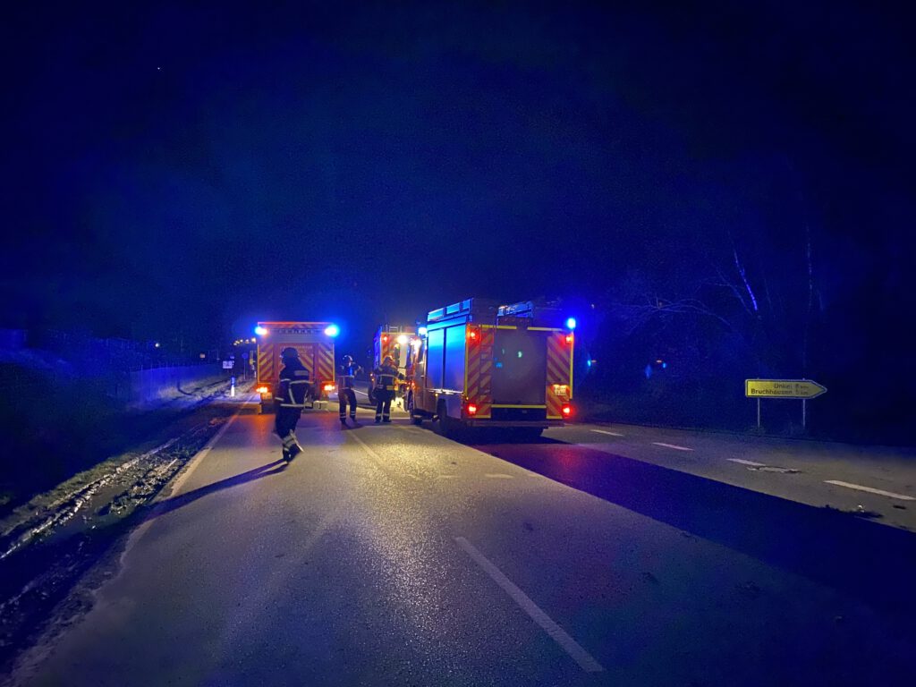 Baum auf PKW 4 Unwetter 18.02.2022, Baum auf PKW, Sturm "Zeynep"