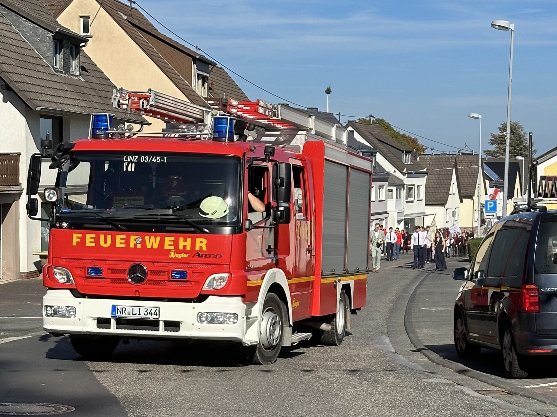 Absicherung Kirmeszug 3 Königszug Vettelschoß 2023, Vettelschoß, Königszug, Kirmes Vettelschoß, Feuerwehr Vettelschoß, Absicherung, Zugabsicherung