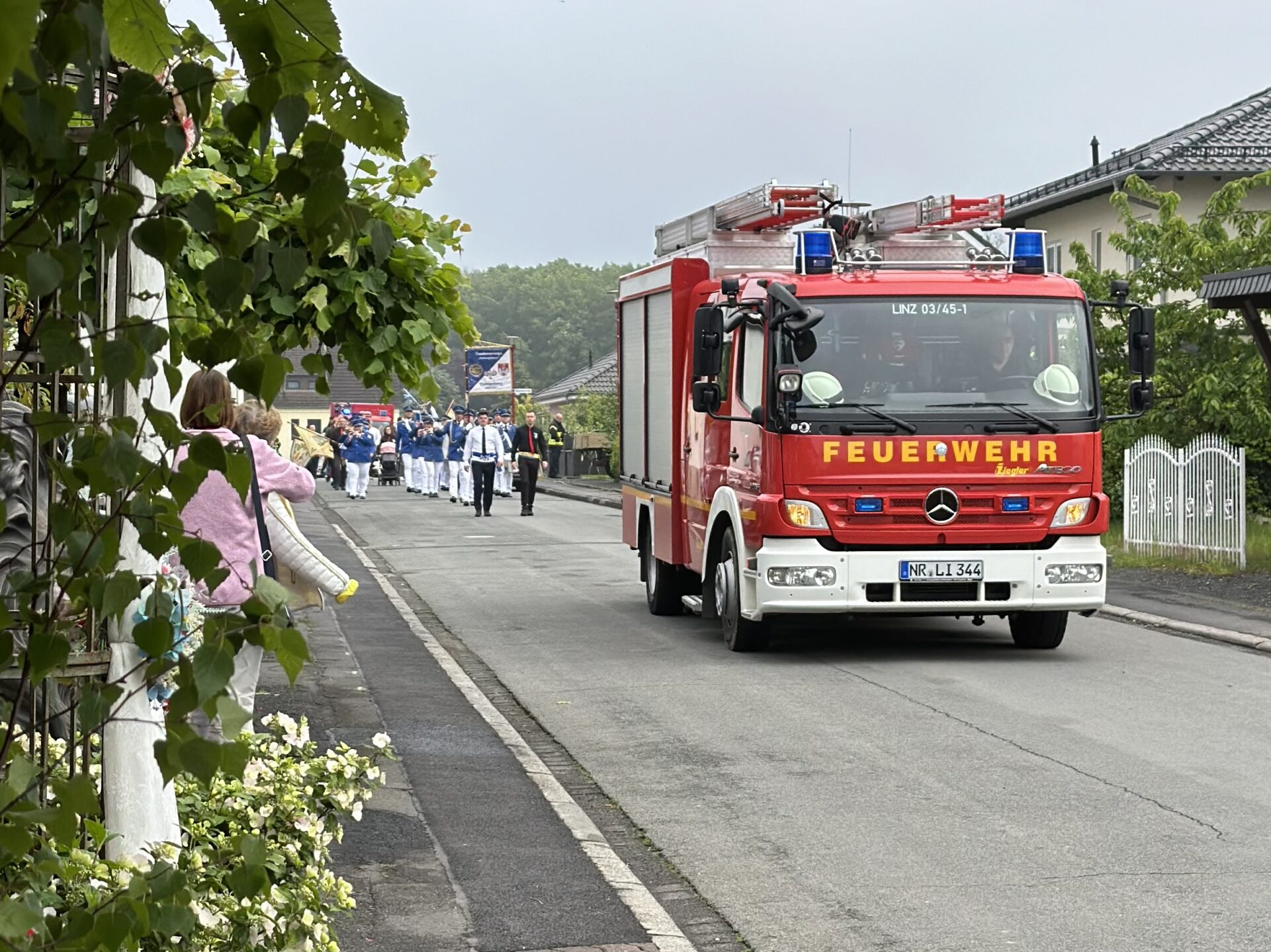 Absicherung Kirmeszug 3 Kirmes Kalenborn, Kirmeszug Kalenborn, Vettelschoß, Feuerwehr Vettelschoß, Kirmes Kalenborn, VG Linz am Rhein, Kreis Neuwied, Feuerwehr, Absicherung Kirmeszug