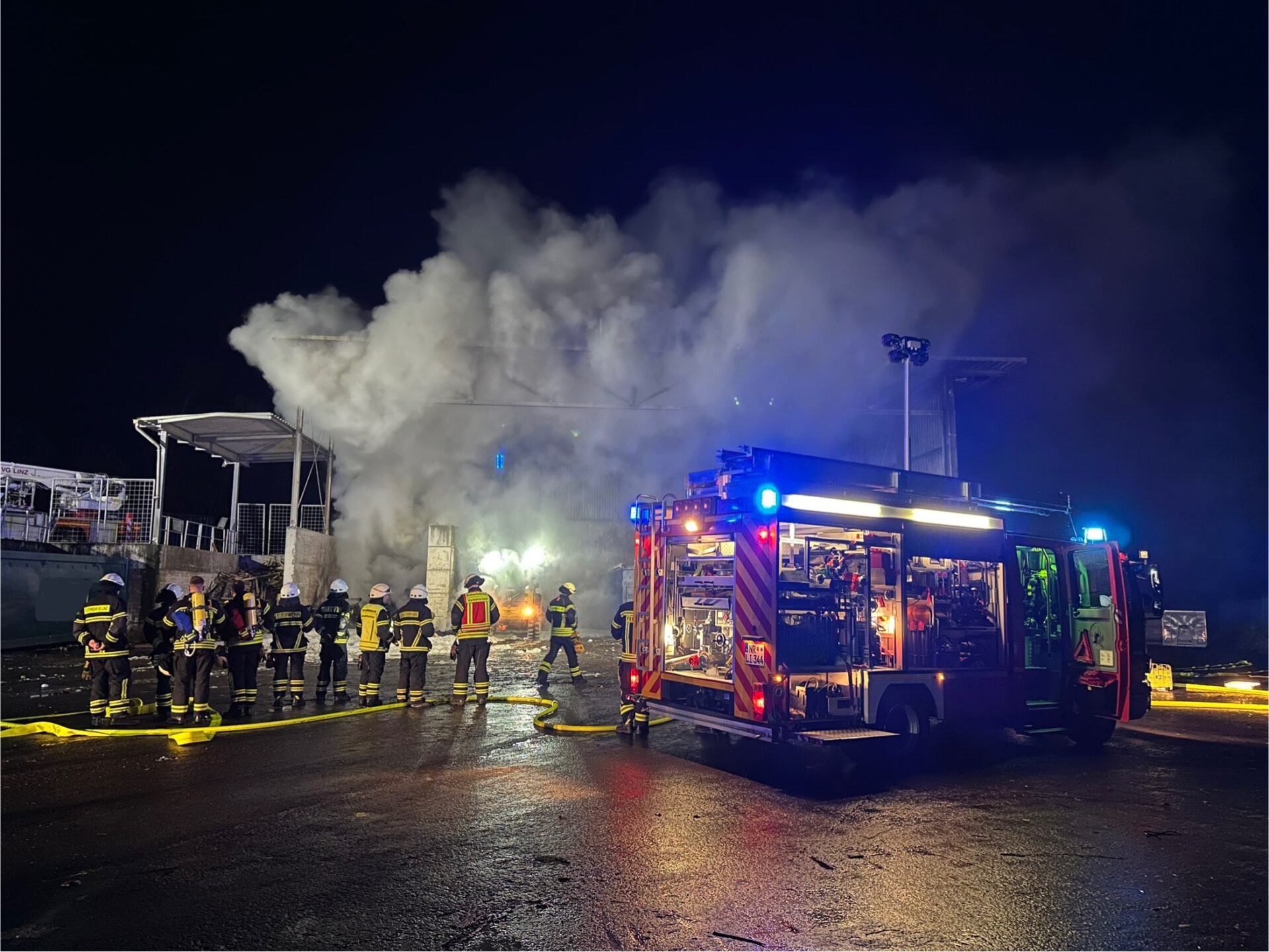 Hallenbrand 3 Hallenbrand, 26.11.2024, Feuerwehr Vettelschoß, Feuerwehr Linz, Feuerwehr St. Katharinen, Vettelschoß, St. Katharinen, Linz am Rhein, VG Linz am Rhein, VG Linz, Kreis Neuwied, Neuwied, Brandeinsatz, Einsatz, Feuerwehreinsatz, News, Brand, Feuer, Lagerhallenbrand, Wertstoffhof